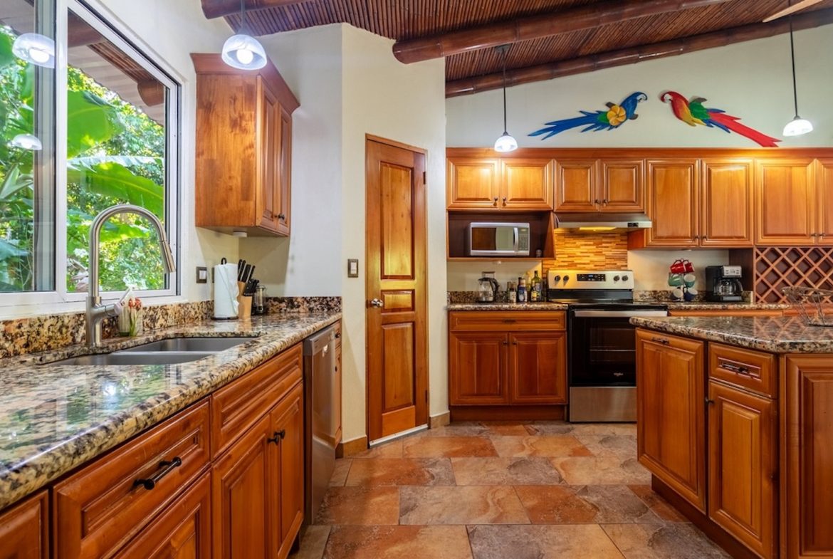PROPERTY WITH THREE BEDROOMS AND OCEAN FRONT VIEWS, IN PUERTO NUEVO – 5.8 ACRES