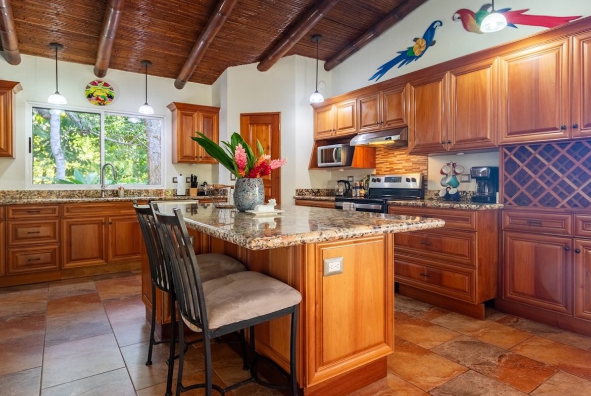 PROPERTY WITH THREE BEDROOMS AND OCEAN FRONT VIEWS, IN PUERTO NUEVO – 5.8 ACRES