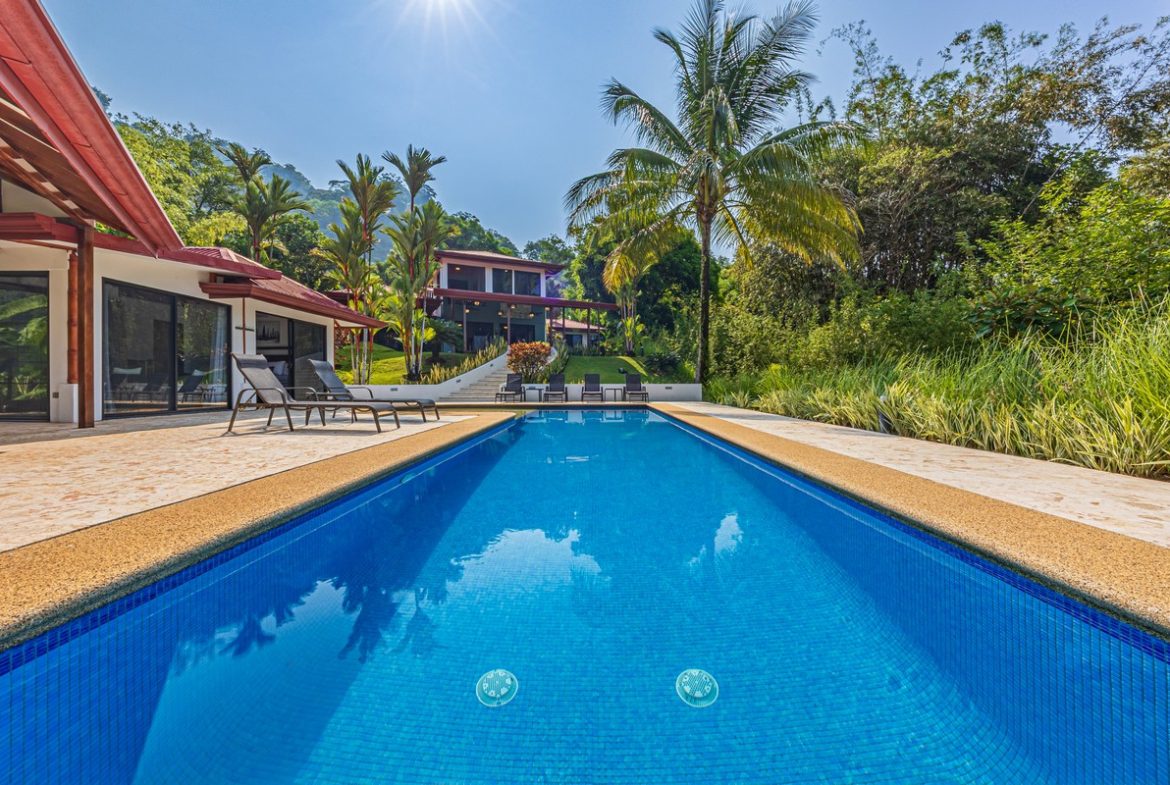 LUXURY PROPERTY WITH FIVE BEDROOMS, IN PLAYA HERMOSA – 2.07 ACRES