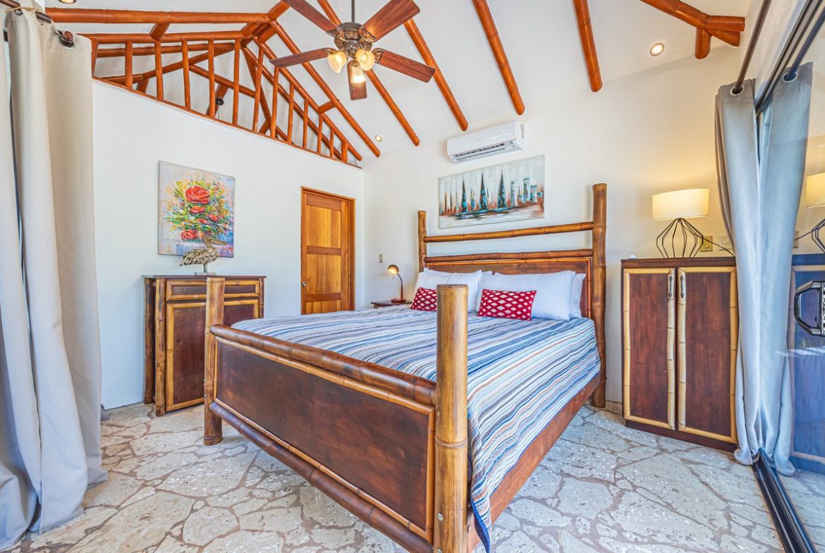 LUXURY PROPERTY WITH FIVE BEDROOMS, IN PLAYA HERMOSA – 2.07 ACRES