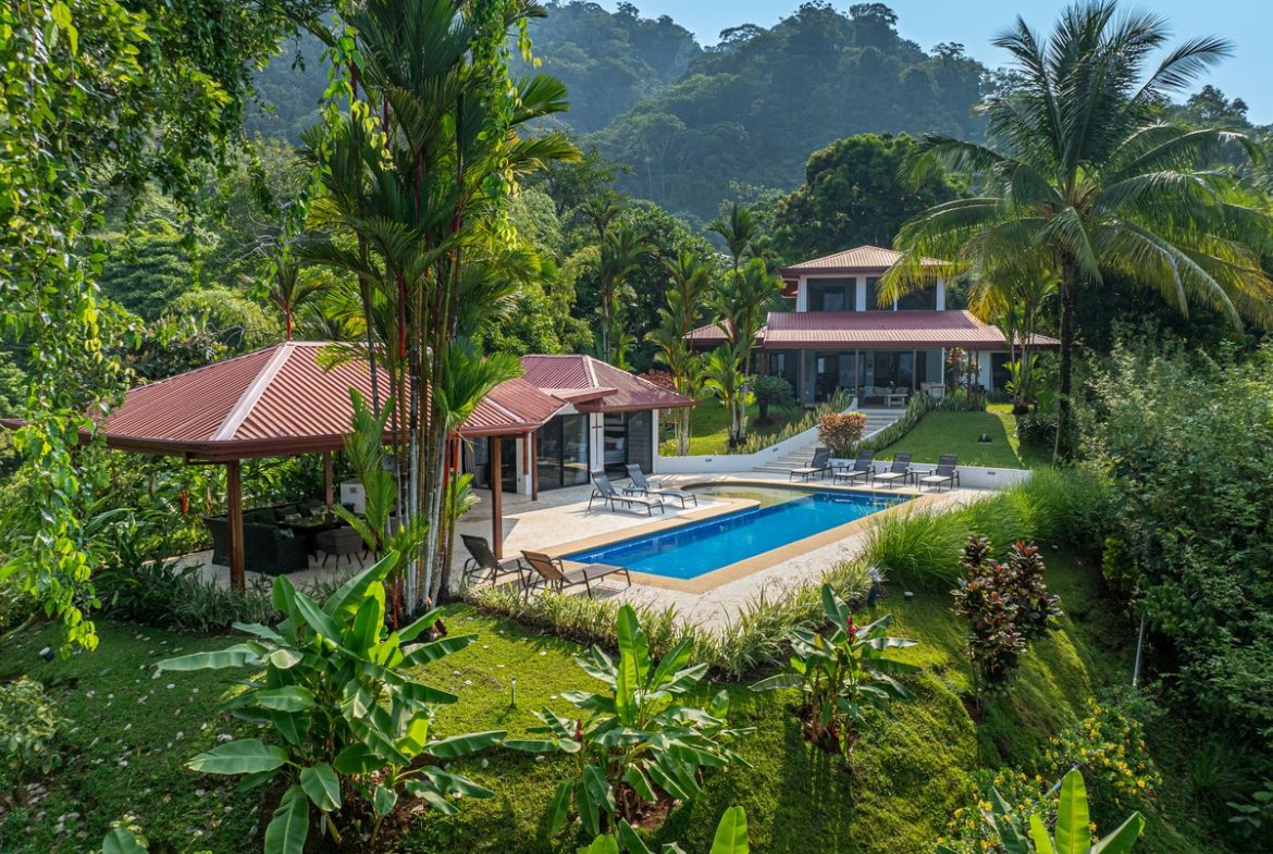 LUXURY PROPERTY WITH FIVE BEDROOMS, IN PLAYA HERMOSA – 2.07 ACRES