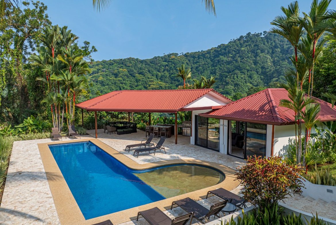 LUXURY PROPERTY WITH FIVE BEDROOMS, IN PLAYA HERMOSA – 2.07 ACRES