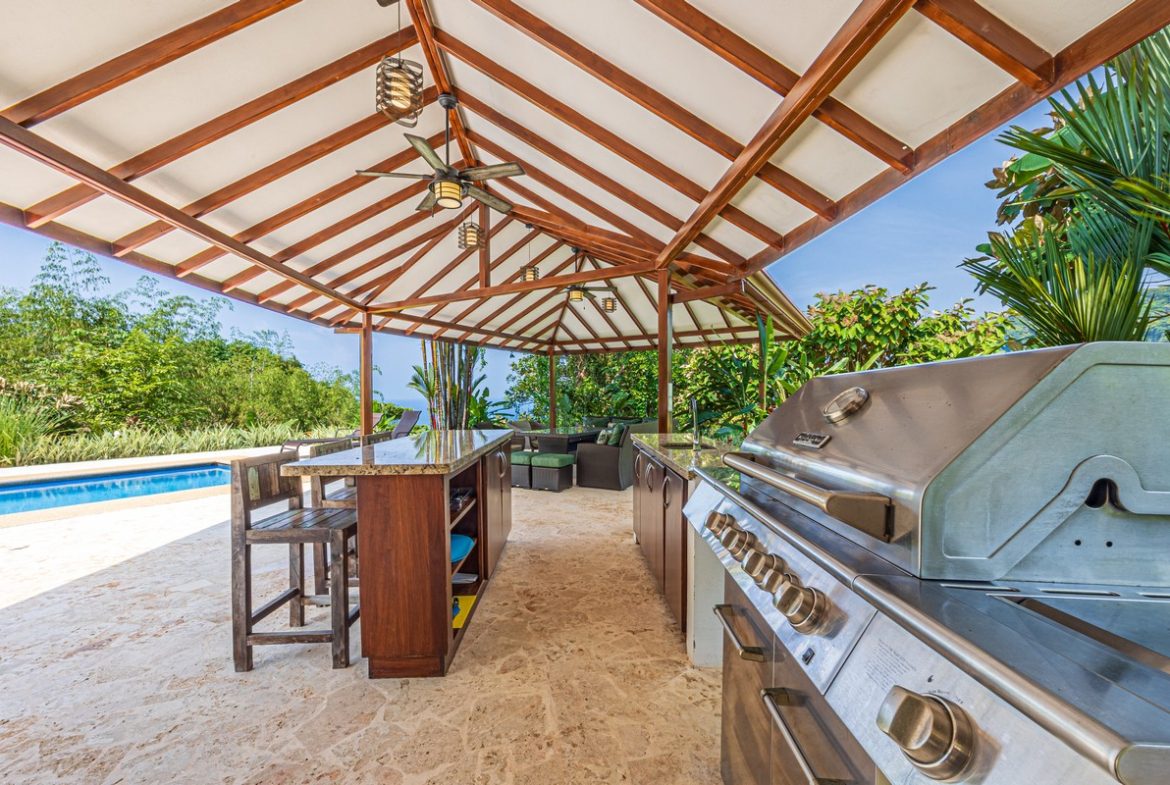 LUXURY PROPERTY WITH FIVE BEDROOMS, IN PLAYA HERMOSA – 2.07 ACRES