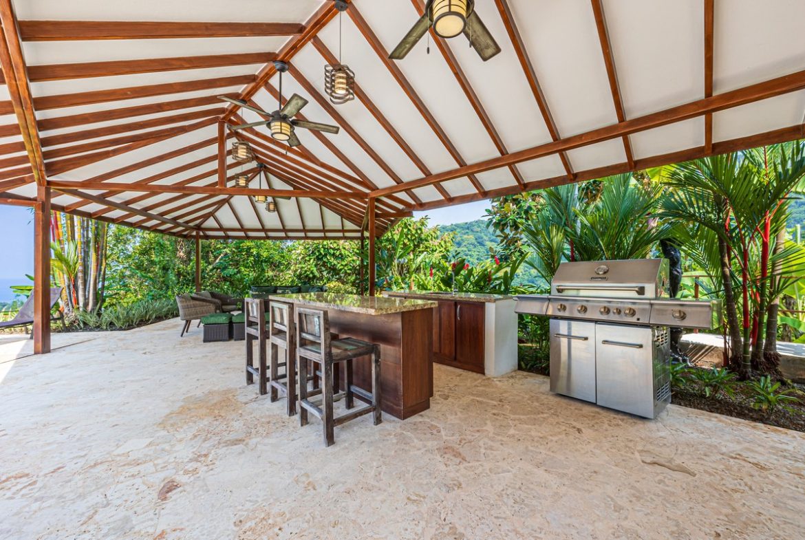 LUXURY PROPERTY WITH FIVE BEDROOMS, IN PLAYA HERMOSA – 2.07 ACRES