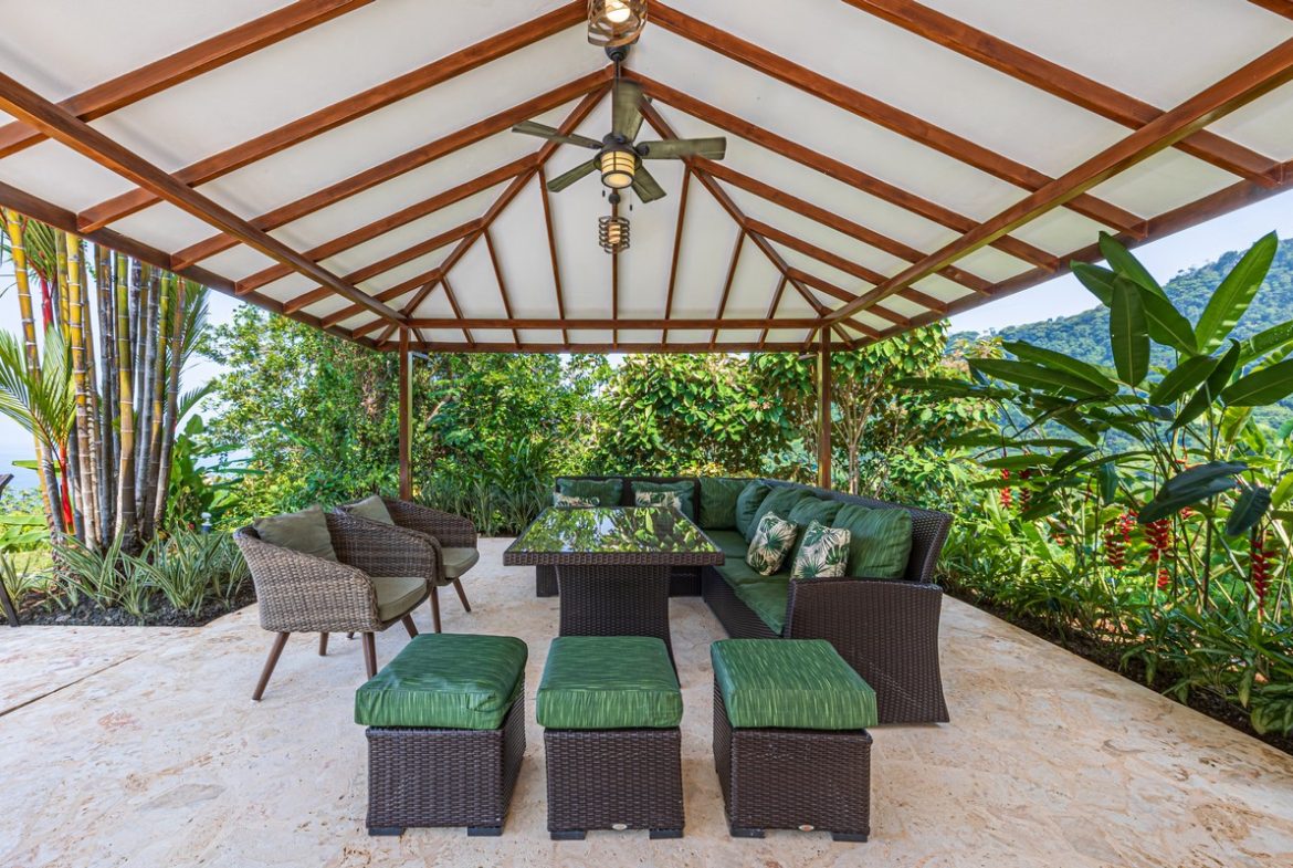 LUXURY PROPERTY WITH FIVE BEDROOMS, IN PLAYA HERMOSA – 2.07 ACRES