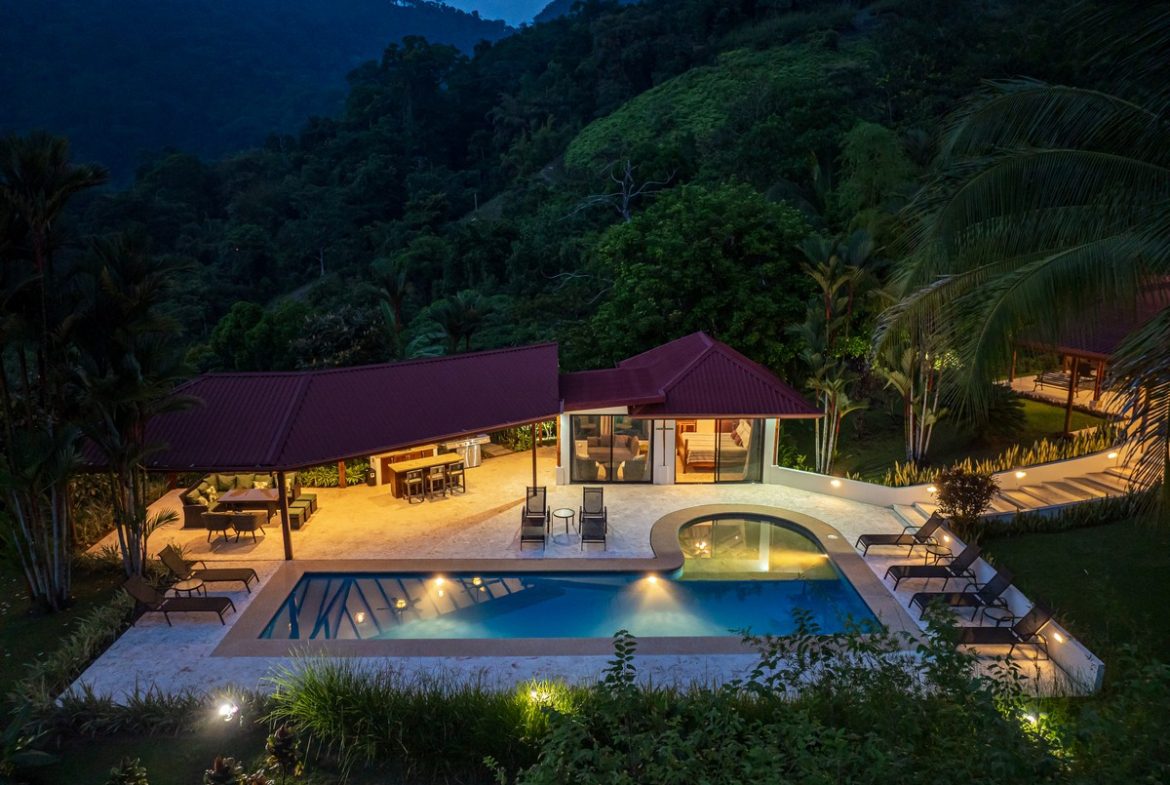 LUXURY PROPERTY WITH FIVE BEDROOMS, IN PLAYA HERMOSA – 2.07 ACRES