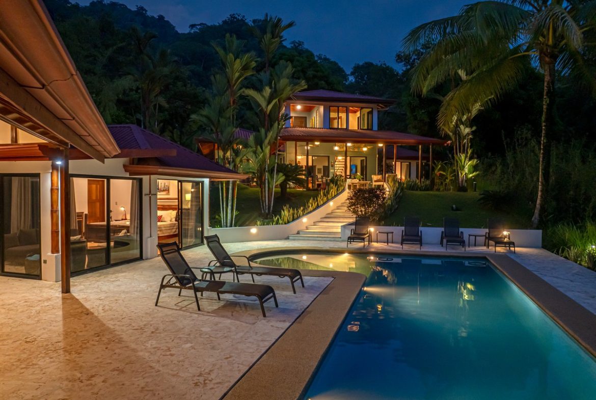 LUXURY PROPERTY WITH FIVE BEDROOMS, IN PLAYA HERMOSA – 2.07 ACRES