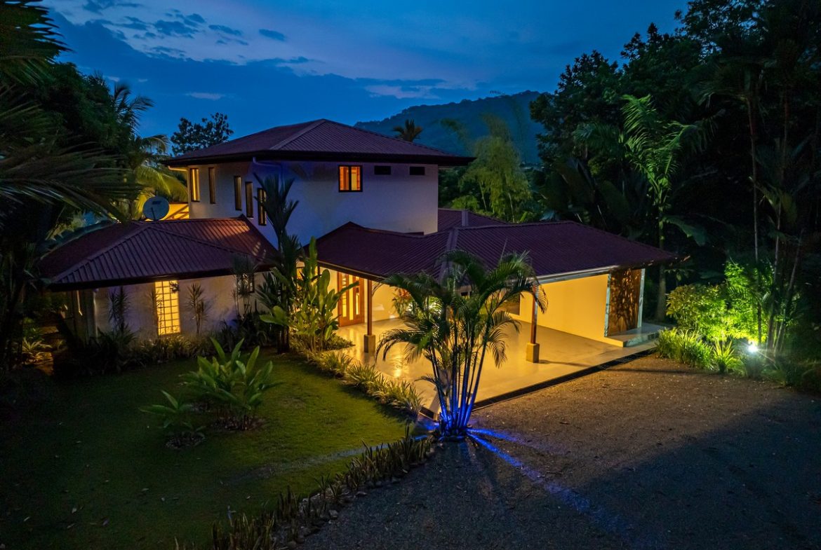 LUXURY PROPERTY WITH FIVE BEDROOMS, IN PLAYA HERMOSA – 2.07 ACRES
