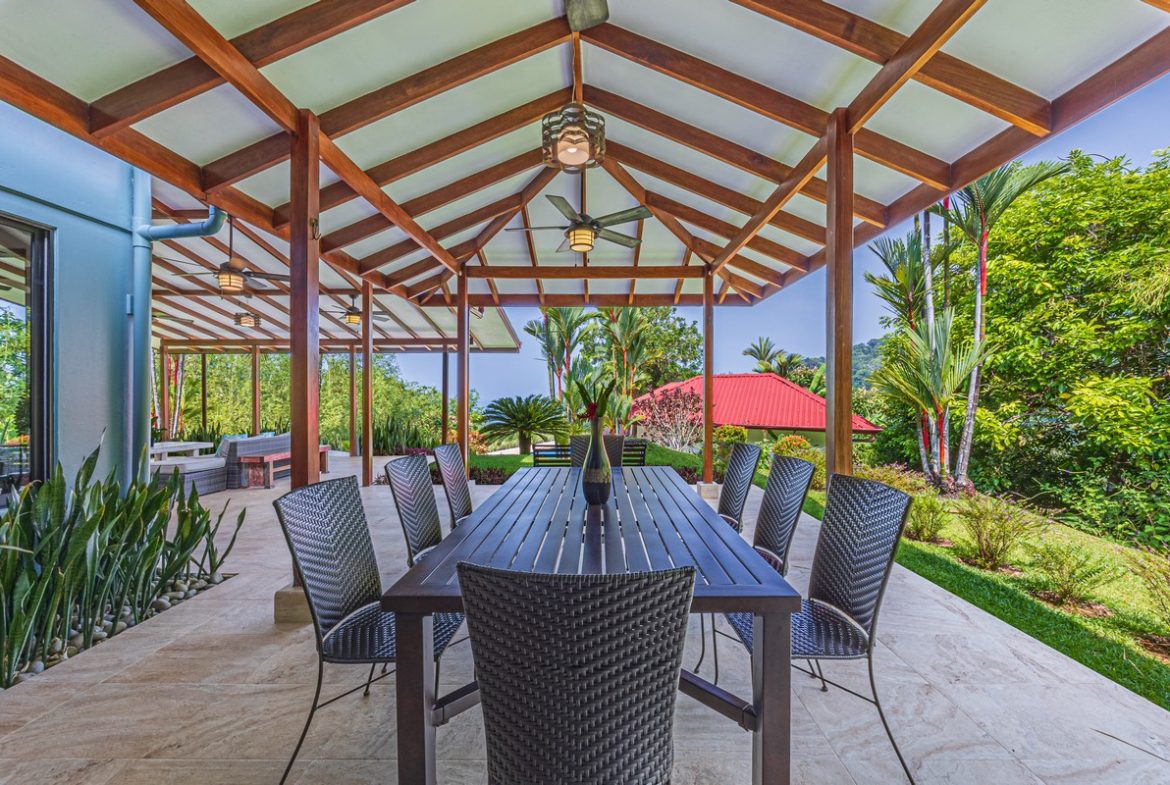 LUXURY PROPERTY WITH FIVE BEDROOMS, IN PLAYA HERMOSA – 2.07 ACRES