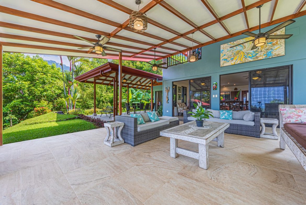 LUXURY PROPERTY WITH FIVE BEDROOMS, IN PLAYA HERMOSA – 2.07 ACRES