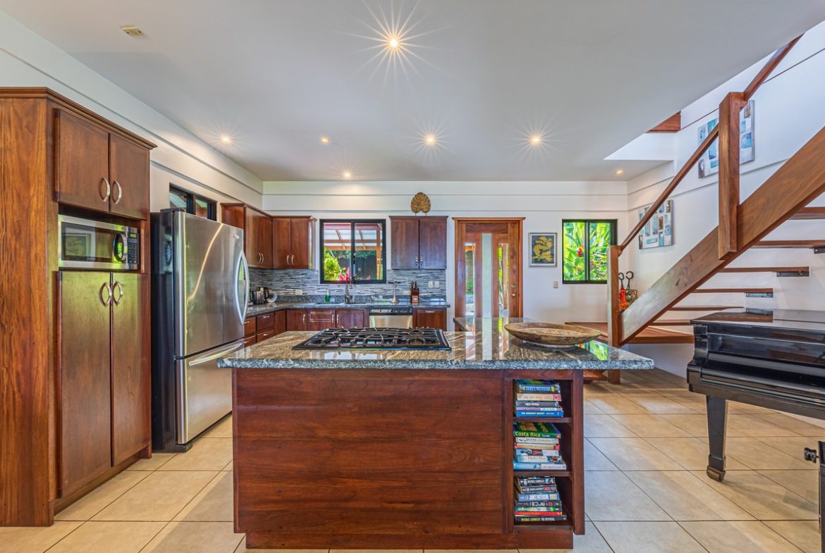 LUXURY PROPERTY WITH FIVE BEDROOMS, IN PLAYA HERMOSA – 2.07 ACRES