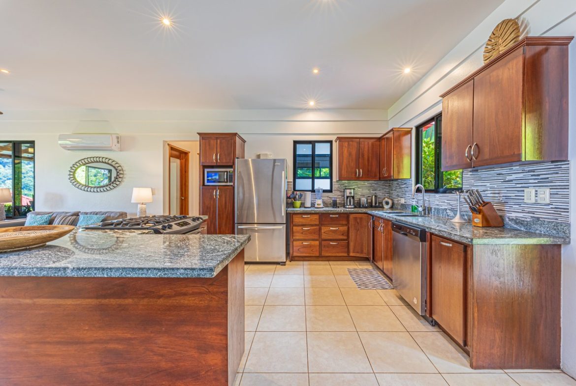LUXURY PROPERTY WITH FIVE BEDROOMS, IN PLAYA HERMOSA – 2.07 ACRES
