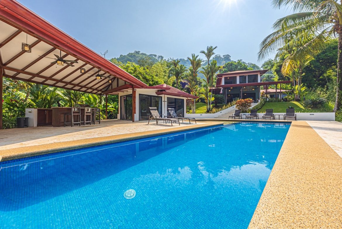 LUXURY PROPERTY WITH FIVE BEDROOMS, IN PLAYA HERMOSA – 2.07 ACRES