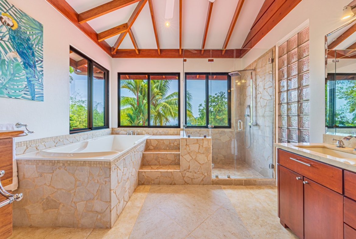 LUXURY PROPERTY WITH FIVE BEDROOMS, IN PLAYA HERMOSA – 2.07 ACRES