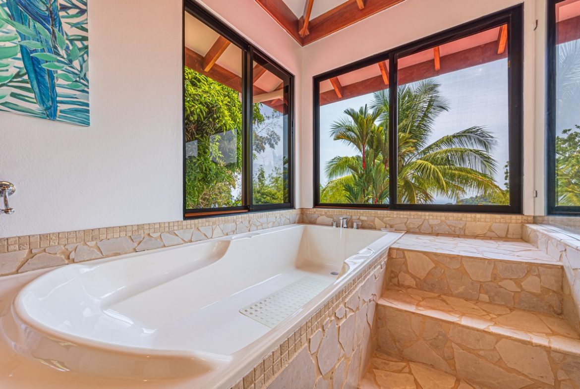 LUXURY PROPERTY WITH FIVE BEDROOMS, IN PLAYA HERMOSA – 2.07 ACRES