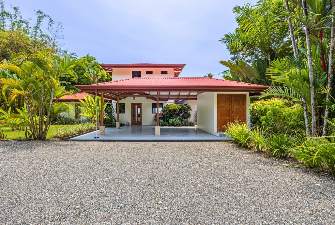 LUXURY PROPERTY WITH FIVE BEDROOMS, IN PLAYA HERMOSA – 2.07 ACRES