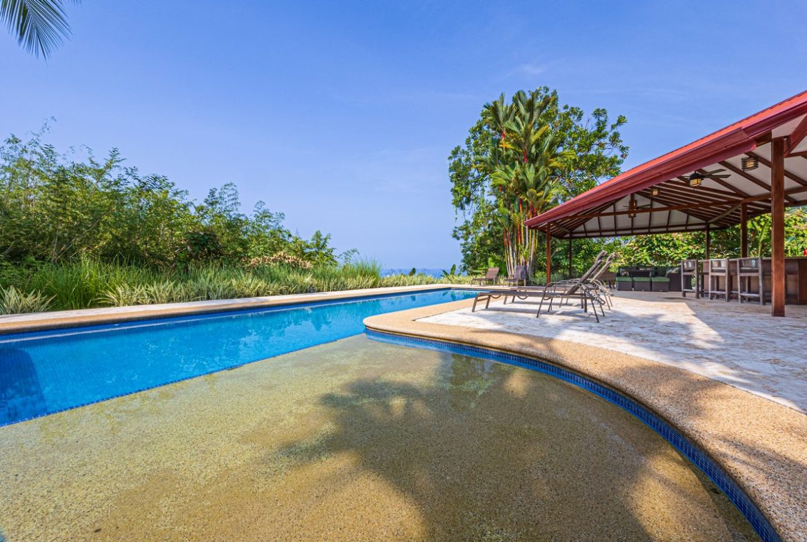 LUXURY PROPERTY WITH FIVE BEDROOMS, IN PLAYA HERMOSA – 2.07 ACRES