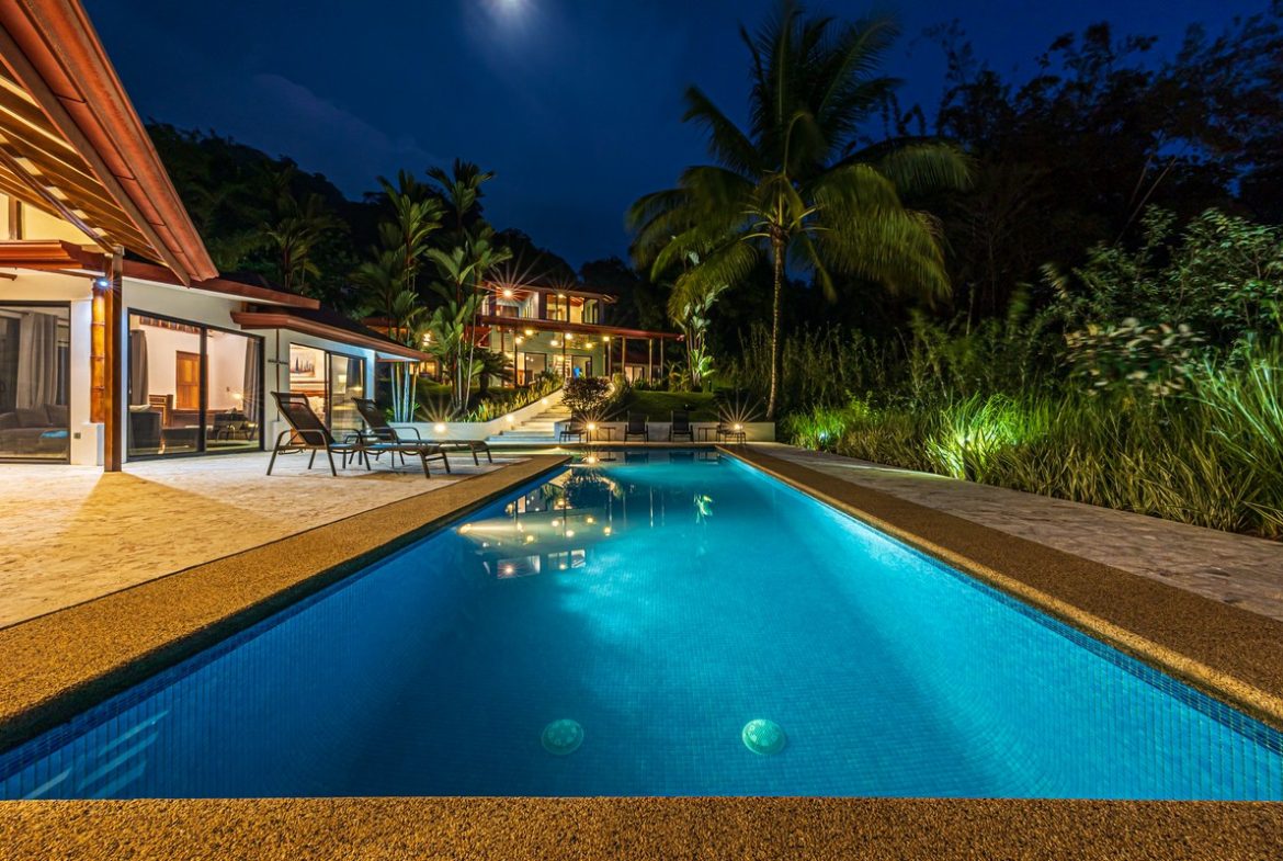 LUXURY PROPERTY WITH FIVE BEDROOMS, IN PLAYA HERMOSA – 2.07 ACRES