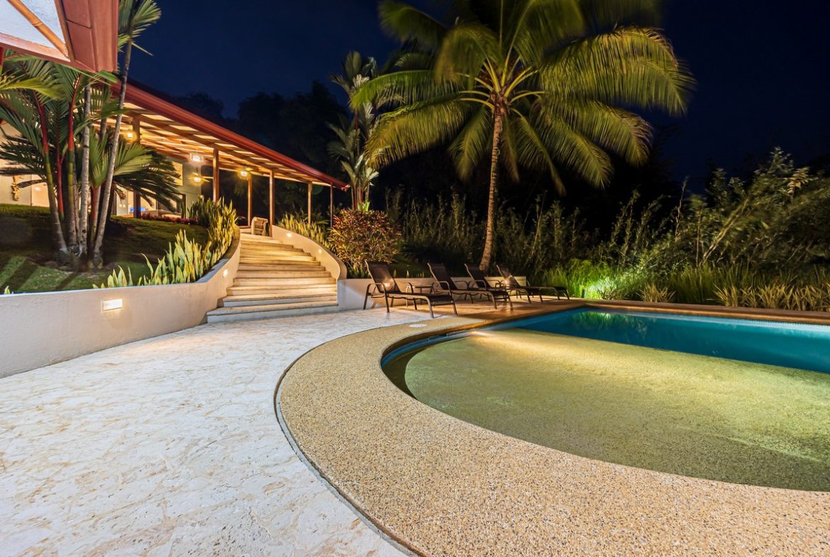 LUXURY PROPERTY WITH FIVE BEDROOMS, IN PLAYA HERMOSA – 2.07 ACRES