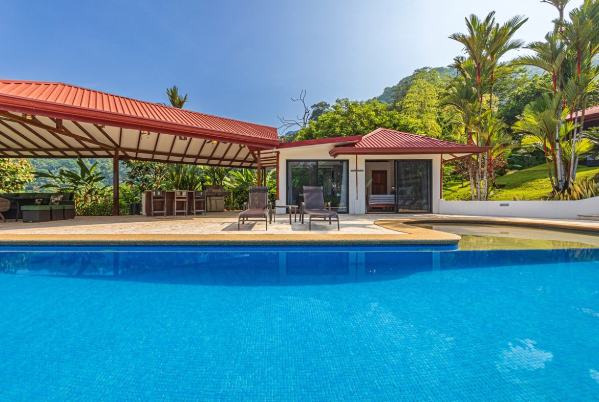 LUXURY PROPERTY WITH FIVE BEDROOMS, IN PLAYA HERMOSA – 2.07 ACRES