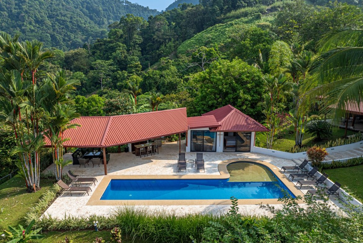 LUXURY PROPERTY WITH FIVE BEDROOMS, IN PLAYA HERMOSA – 2.07 ACRES