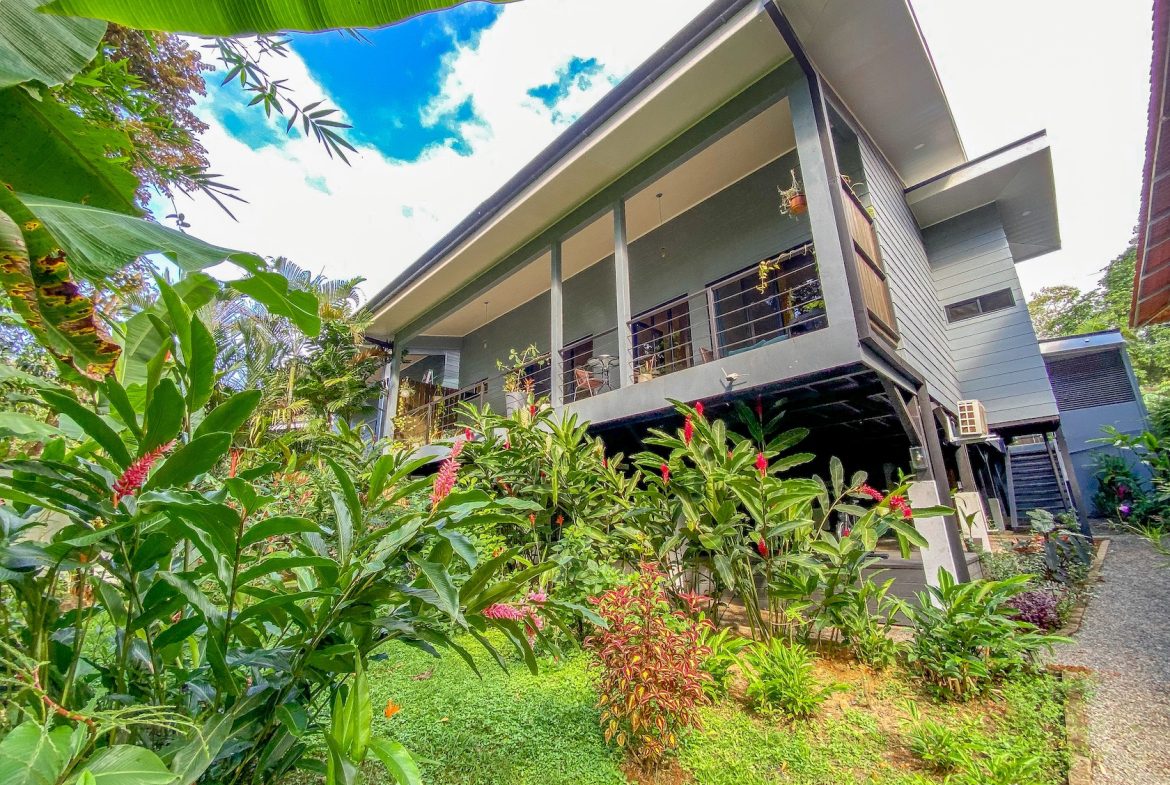PROPERTY WITH FOUR BEDROOMS NEAR TO THE EVERYTHING, IN UVITA – 0.13 ACRES
