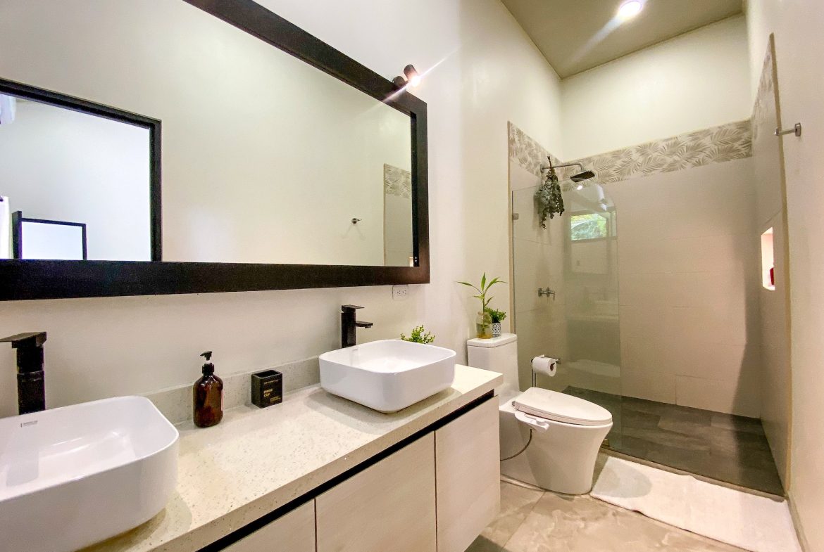 PROPERTY WITH FOUR BEDROOMS NEAR TO THE EVERYTHING, IN UVITA – 0.13 ACRES