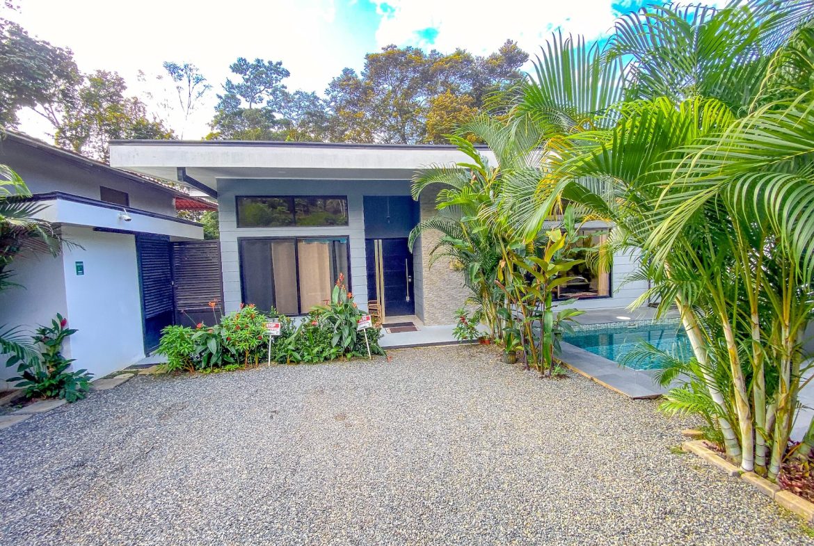 PROPERTY WITH FOUR BEDROOMS NEAR TO THE EVERYTHING, IN UVITA – 0.13 ACRES