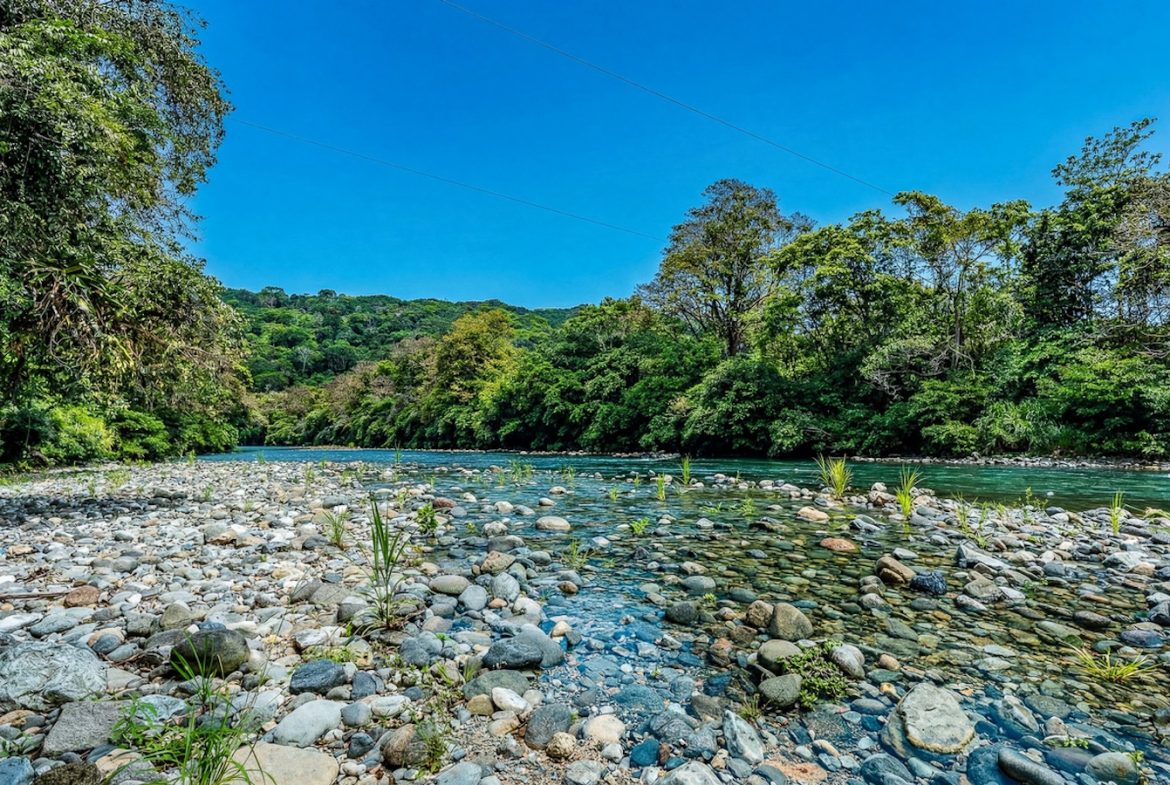 OASIS PROPERTY WITH THREE BEDROOMS NEAR TO THE RIVER, IN BARU – 0.69 ACRES
