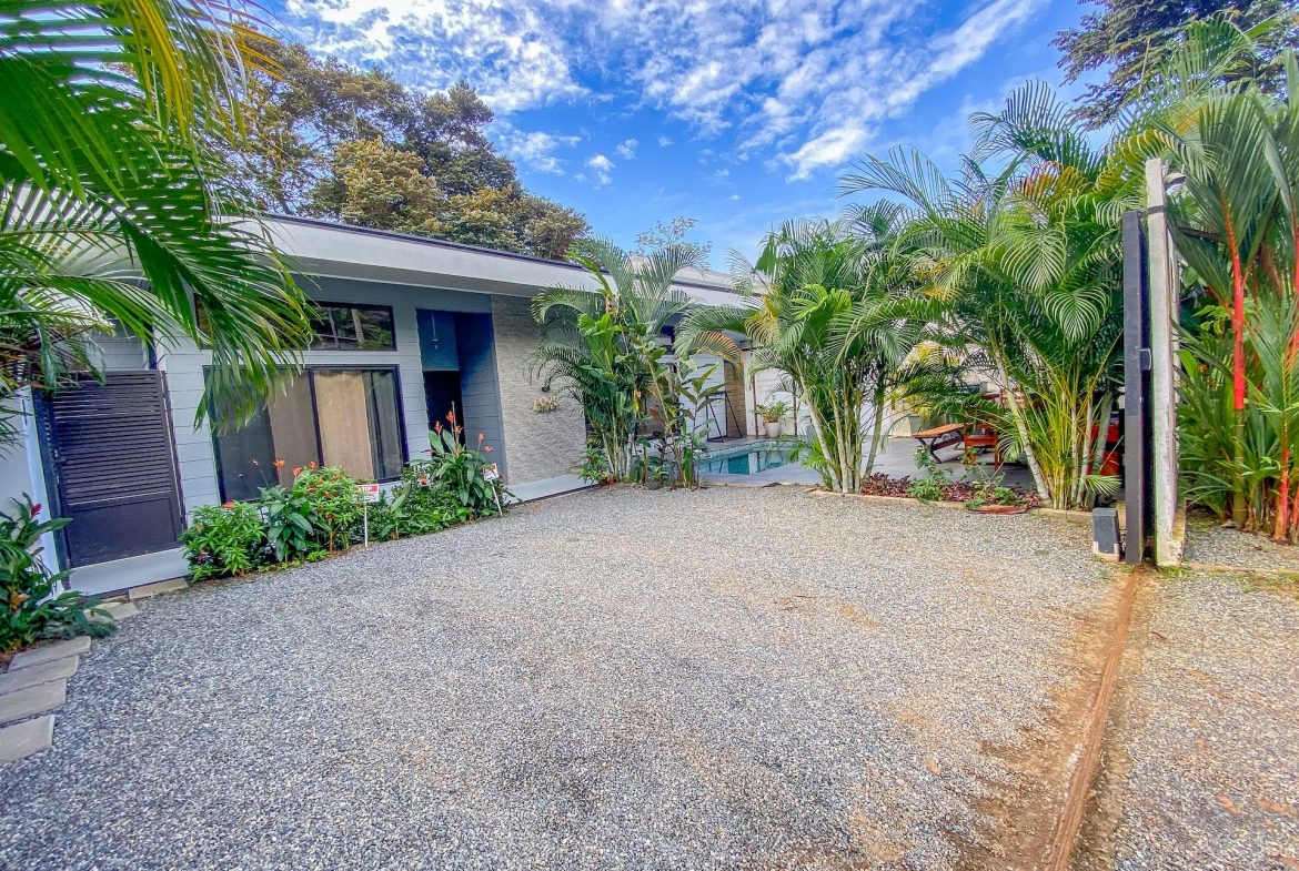 PROPERTY WITH FOUR BEDROOMS NEAR TO THE EVERYTHING, IN UVITA – 0.13 ACRES