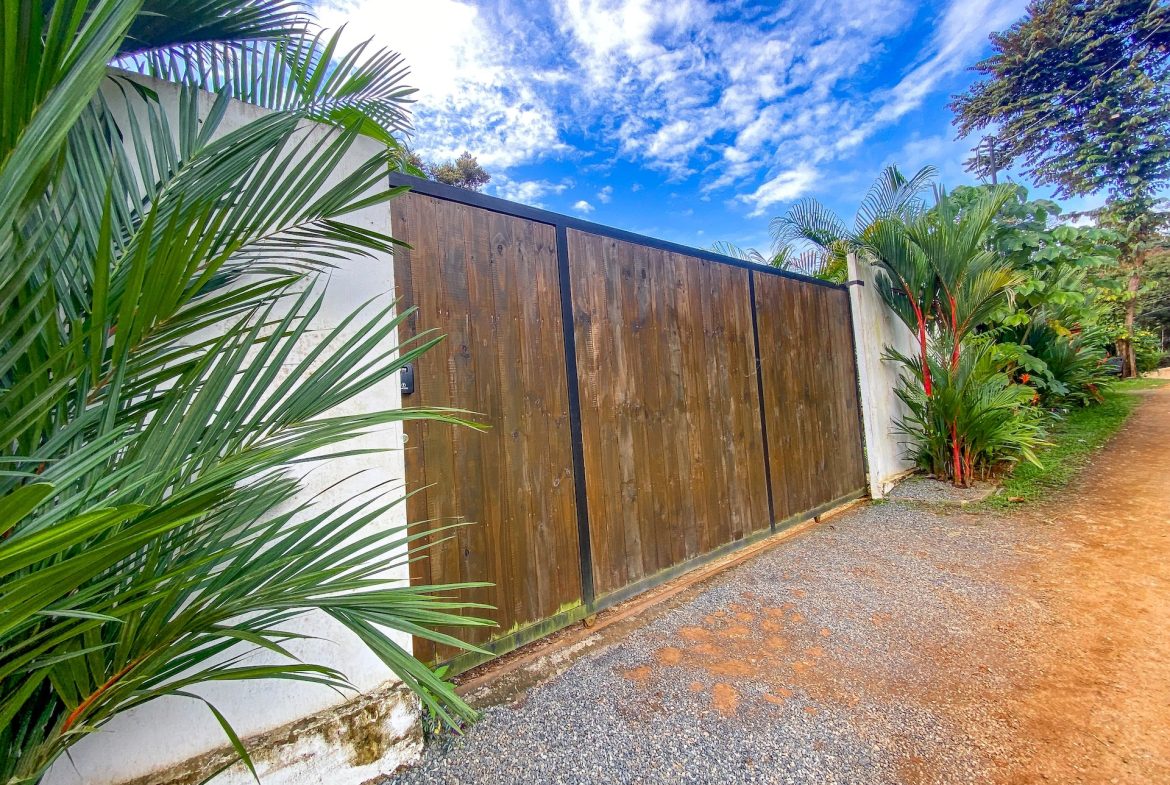 PROPERTY WITH FOUR BEDROOMS NEAR TO THE EVERYTHING, IN UVITA – 0.13 ACRES