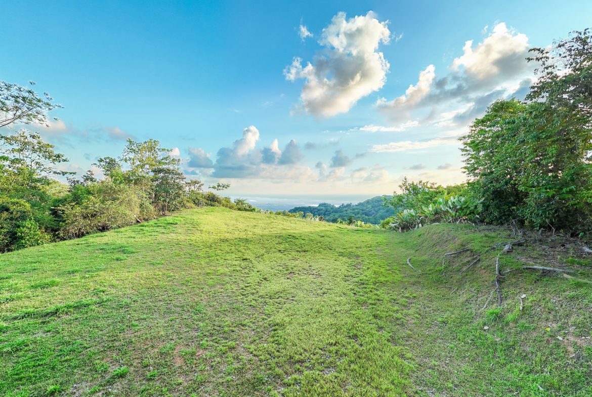 BUILDING PROPERTY WITH BEAUTIFUL VIEWS OF THE OCEAN AND SUNSET, IN TRES RIOS – 1.96 ACRES