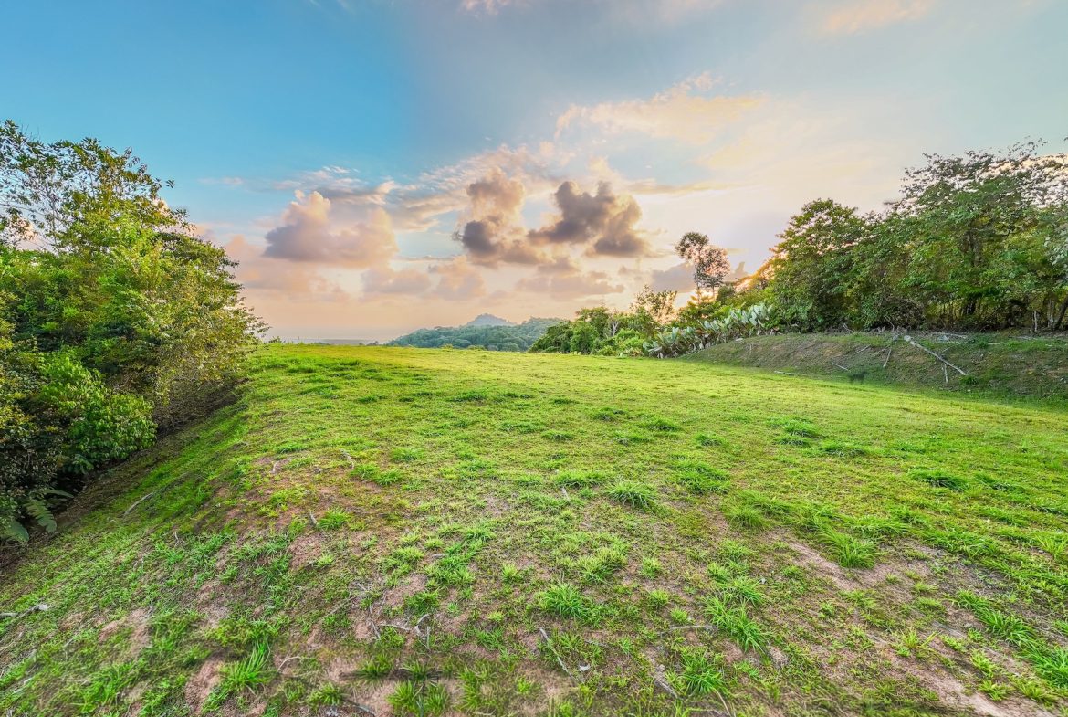 BUILDING PROPERTY WITH BEAUTIFUL VIEWS OF THE OCEAN AND SUNSET, IN TRES RIOS – 1.96 ACRES