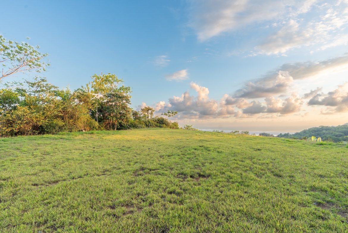 BUILDING PROPERTY WITH BEAUTIFUL VIEWS OF THE OCEAN AND SUNSET, IN TRES RIOS – 1.96 ACRES