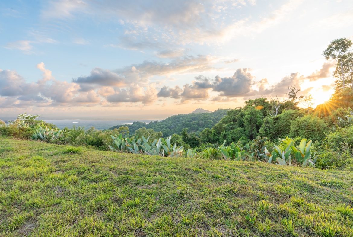 BUILDING PROPERTY WITH BEAUTIFUL VIEWS OF THE OCEAN AND SUNSET, IN TRES RIOS – 1.96 ACRES
