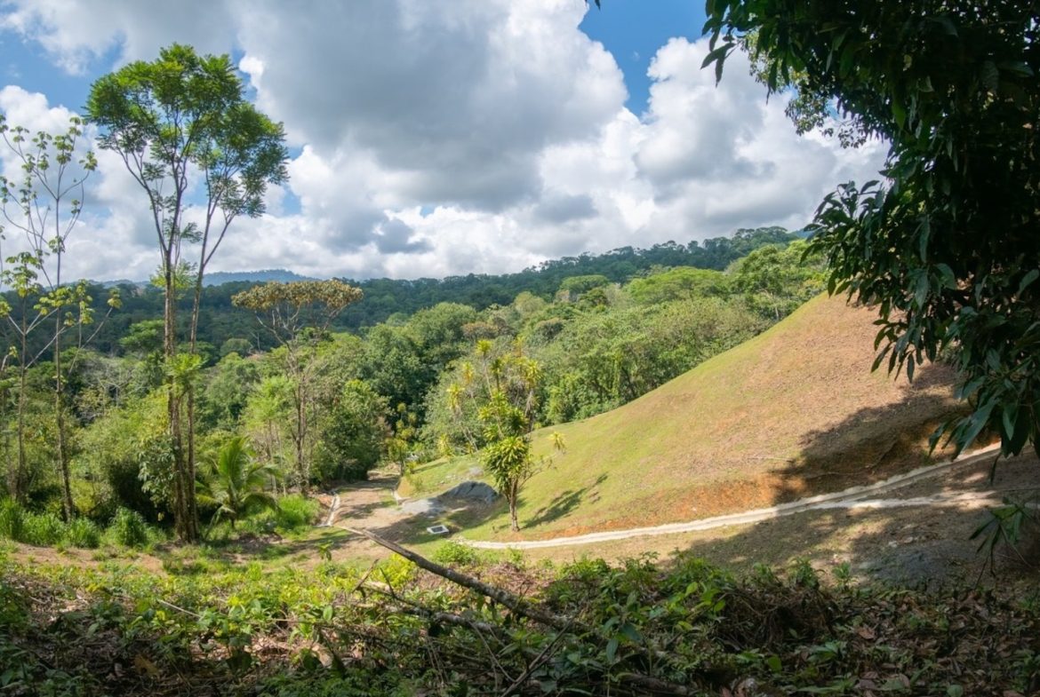 BUILDING PROPERTY WITH PARTIAL OCEAN VIEWS, IN LAS BRISAS LA COLONIA – 4.94 ACRES