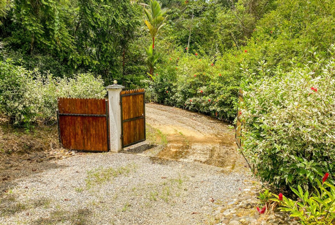 MOUNTAIN PROPERTY WITH OCEAN VIEWS IN THE UP OF TRES RIOS – 2.75 ACRES