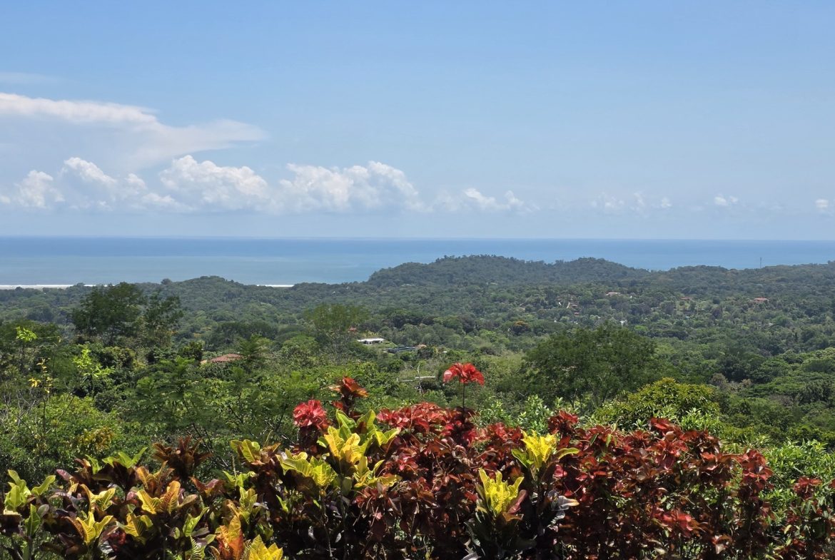 PROPERTY WITH FOUR BEDROOMS WITH OCEAN VIEWS, IN OJOCHAL – 0.54 ACRES