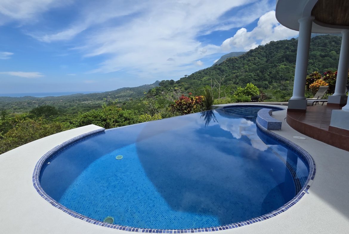 PROPERTY WITH FOUR BEDROOMS WITH OCEAN VIEWS, IN OJOCHAL – 0.54 ACRES