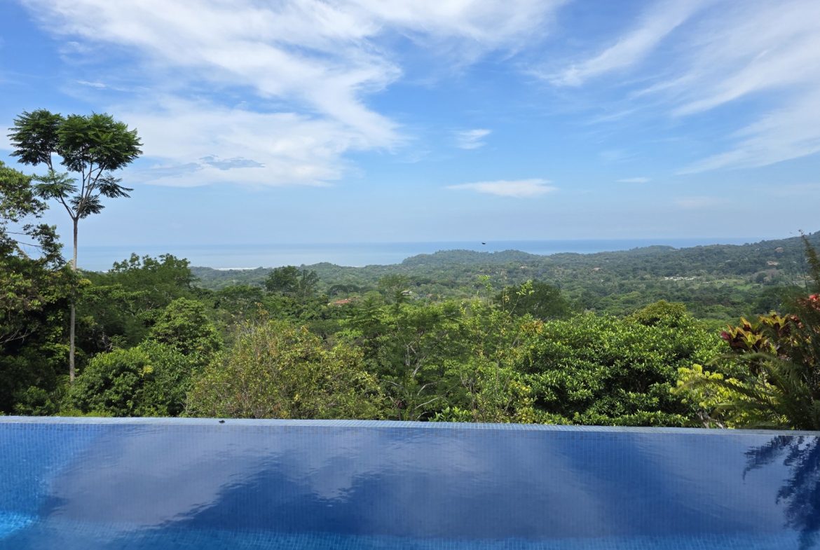 PROPERTY WITH FOUR BEDROOMS WITH OCEAN VIEWS, IN OJOCHAL – 0.54 ACRES