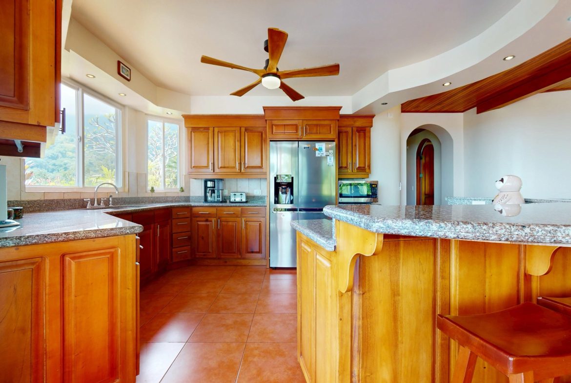 PROPERTY WITH FOUR BEDROOMS WITH OCEAN VIEWS, IN OJOCHAL – 0.54 ACRES
