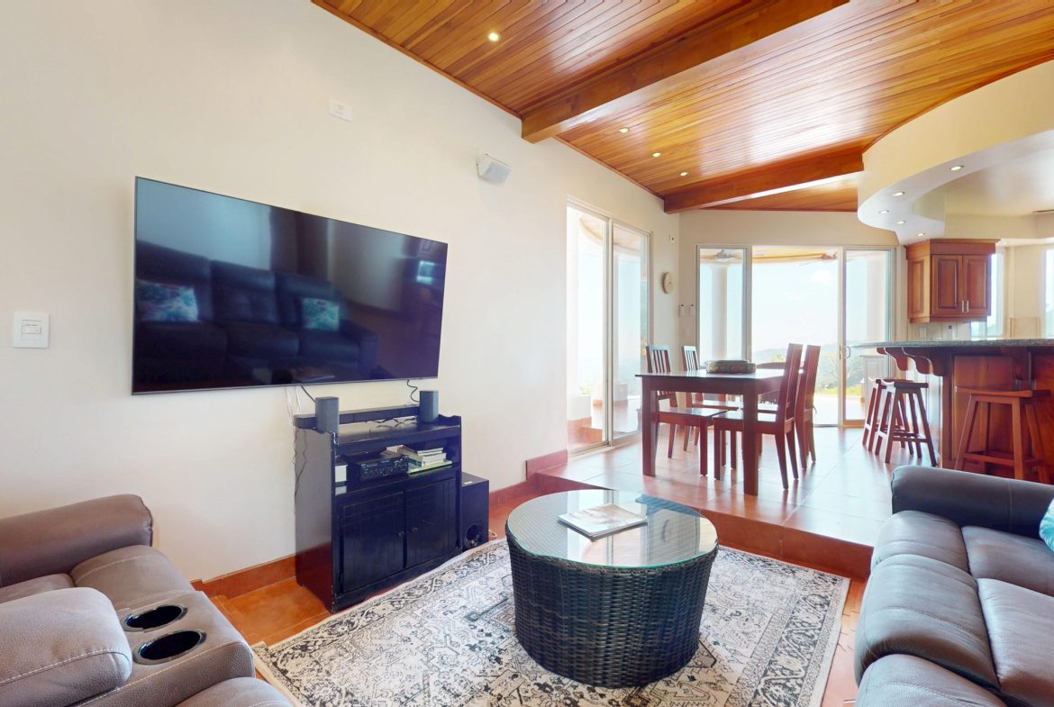 PROPERTY WITH FOUR BEDROOMS WITH OCEAN VIEWS, IN OJOCHAL – 0.54 ACRES