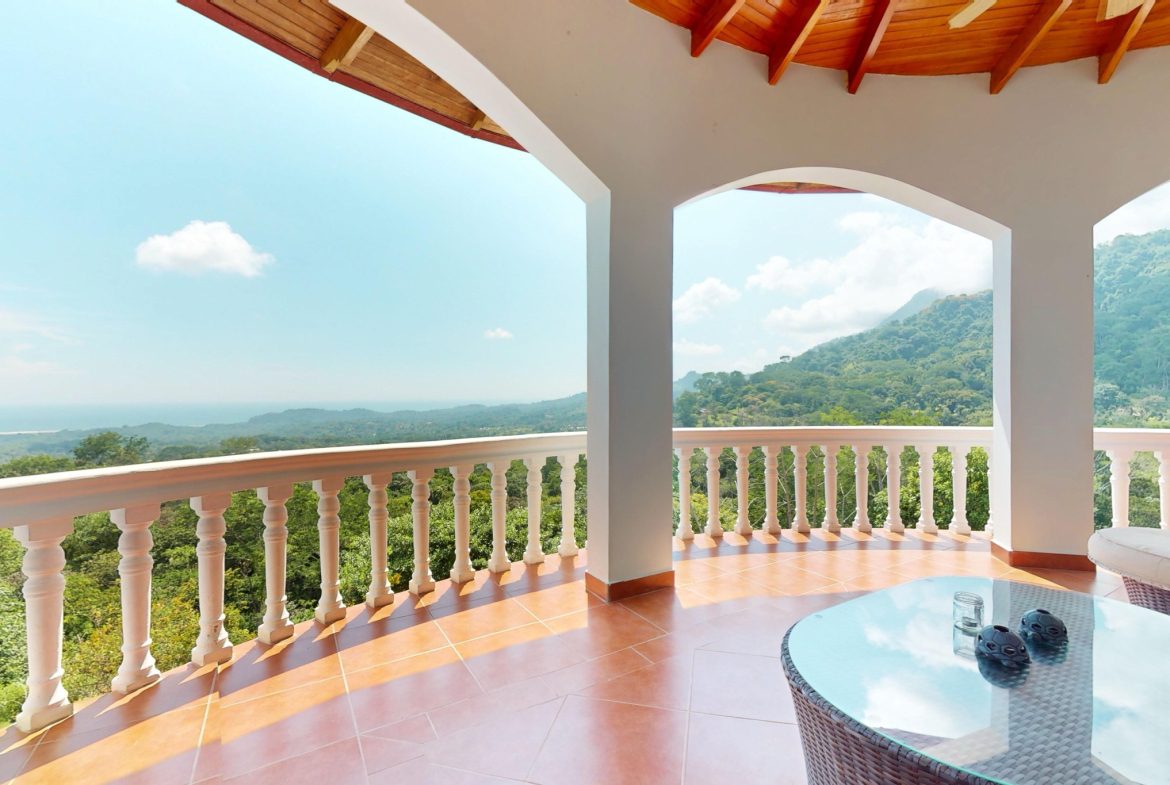 PROPERTY WITH FOUR BEDROOMS WITH OCEAN VIEWS, IN OJOCHAL – 0.54 ACRES