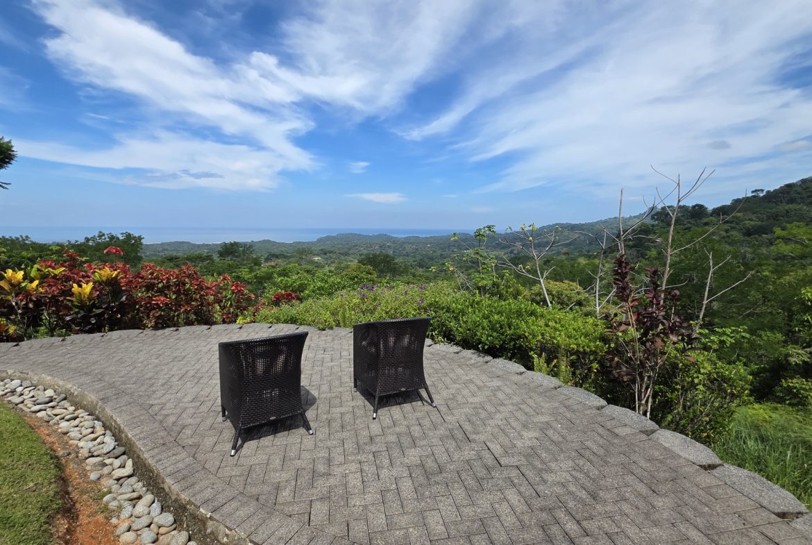 PROPERTY WITH FOUR BEDROOMS WITH OCEAN VIEWS, IN OJOCHAL – 0.54 ACRES