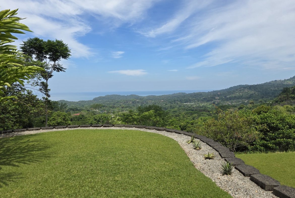 PROPERTY WITH FOUR BEDROOMS WITH OCEAN VIEWS, IN OJOCHAL – 0.54 ACRES