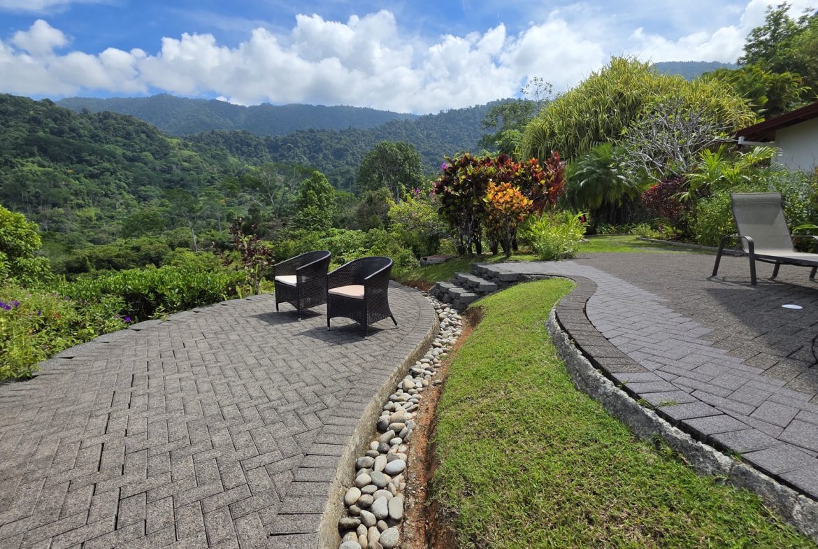 PROPERTY WITH FOUR BEDROOMS WITH OCEAN VIEWS, IN OJOCHAL – 0.54 ACRES
