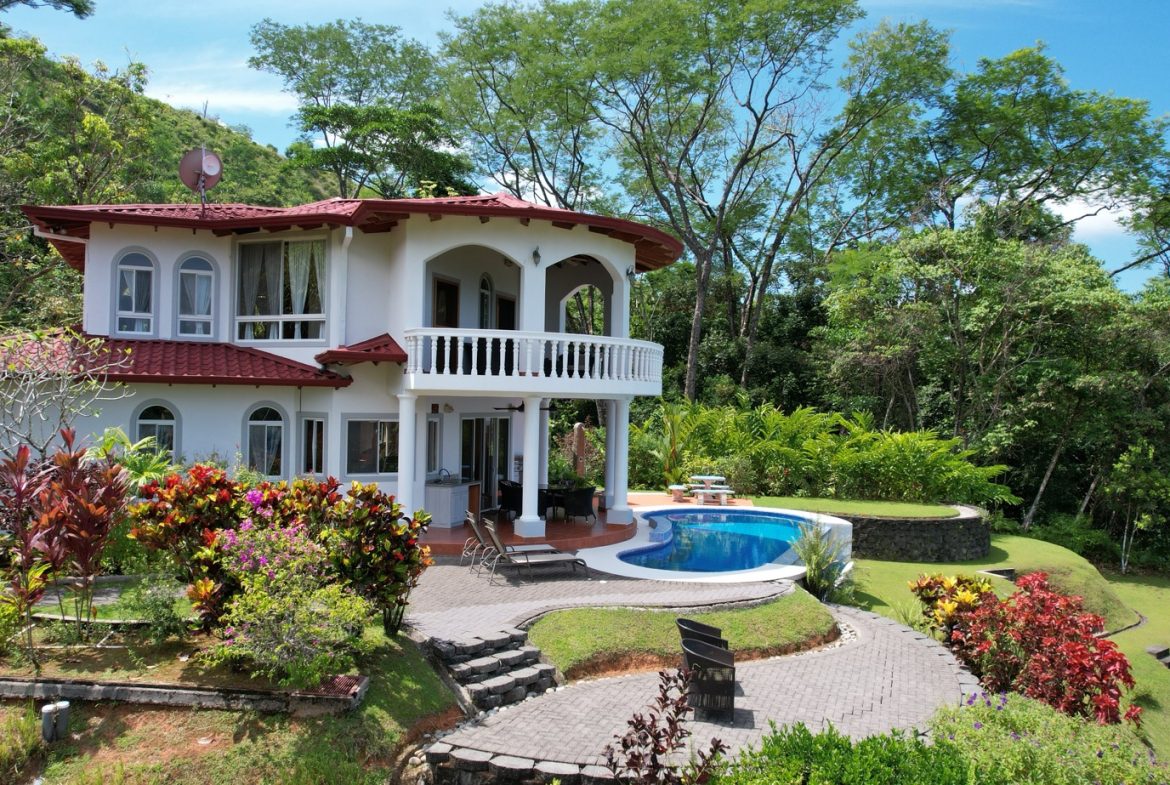 PROPERTY WITH FOUR BEDROOMS WITH OCEAN VIEWS, IN OJOCHAL – 0.54 ACRES