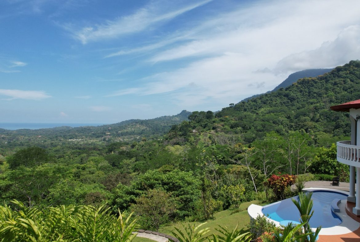 PROPERTY WITH FOUR BEDROOMS WITH OCEAN VIEWS, IN OJOCHAL – 0.54 ACRES