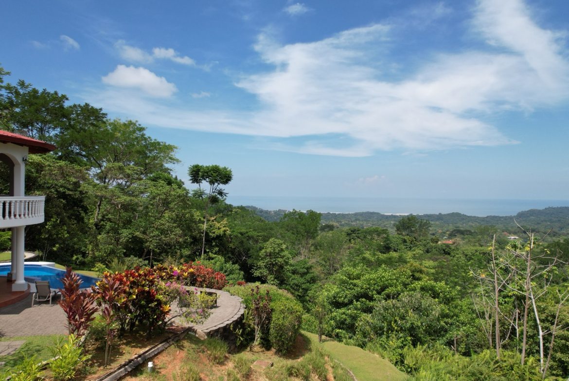 PROPERTY WITH FOUR BEDROOMS WITH OCEAN VIEWS, IN OJOCHAL – 0.54 ACRES