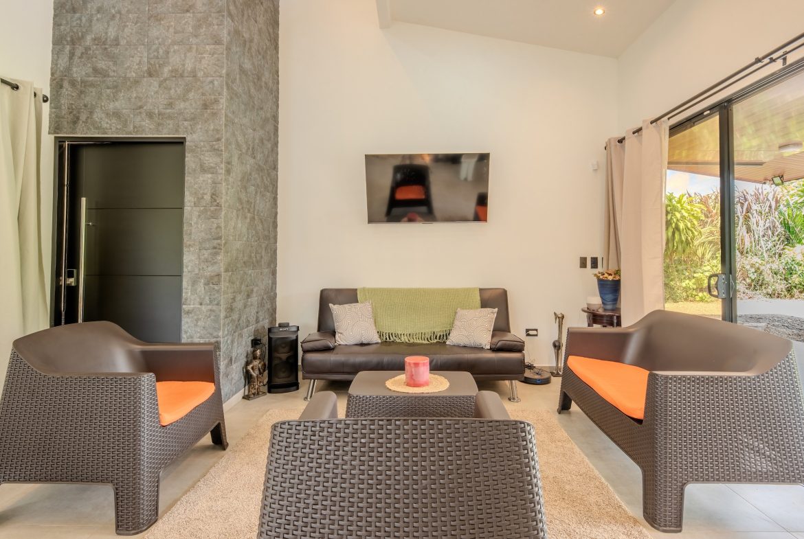 PROPERTY WITH THREE BEDROOMS AND POOL, IN VILLA NUEVA QUEPOS – 0.38 ACRES